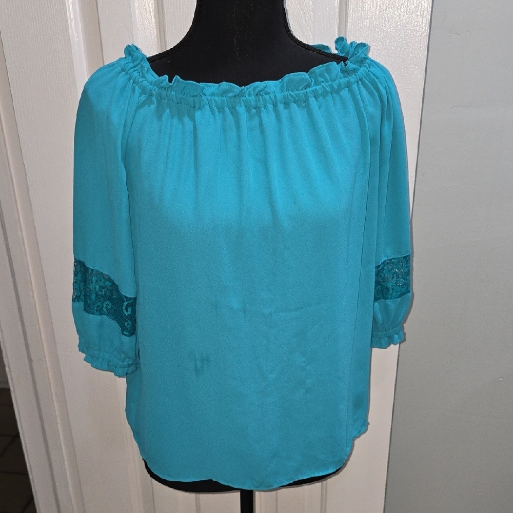 Off-Shoulder Top - Picture 2 of 9